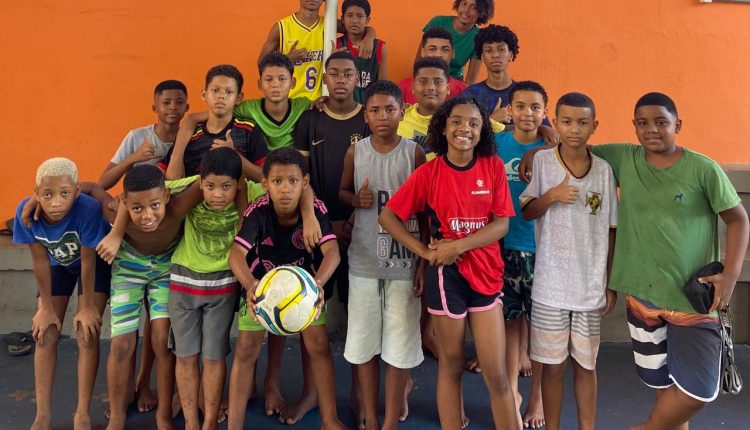Crianças do projeto Futsal Piedade, que serão beneficiados pela campanha Livro Surpresa